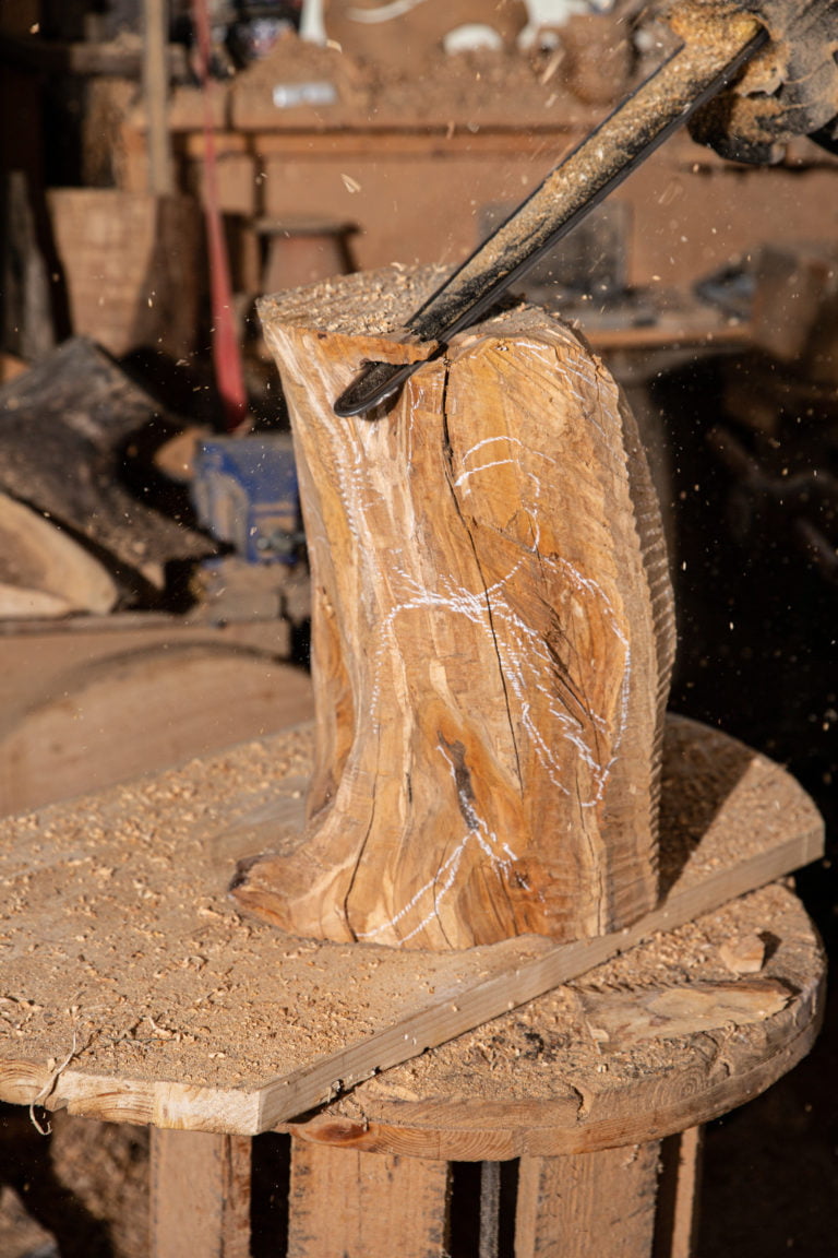 Motorsäge bearbeitet Holz
