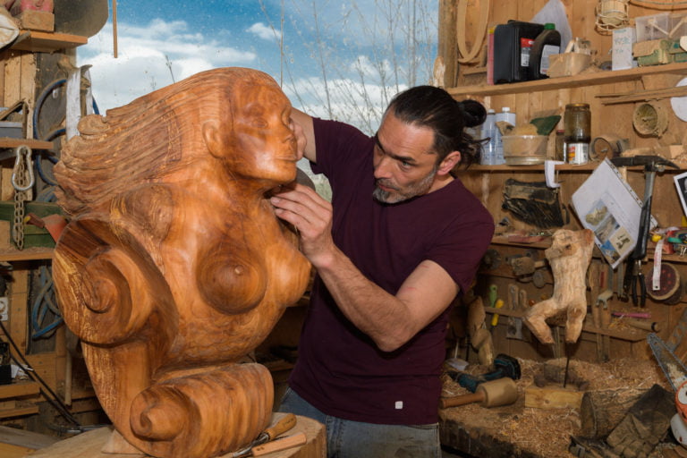 Mathes arbeitet an Details einer Skulptur