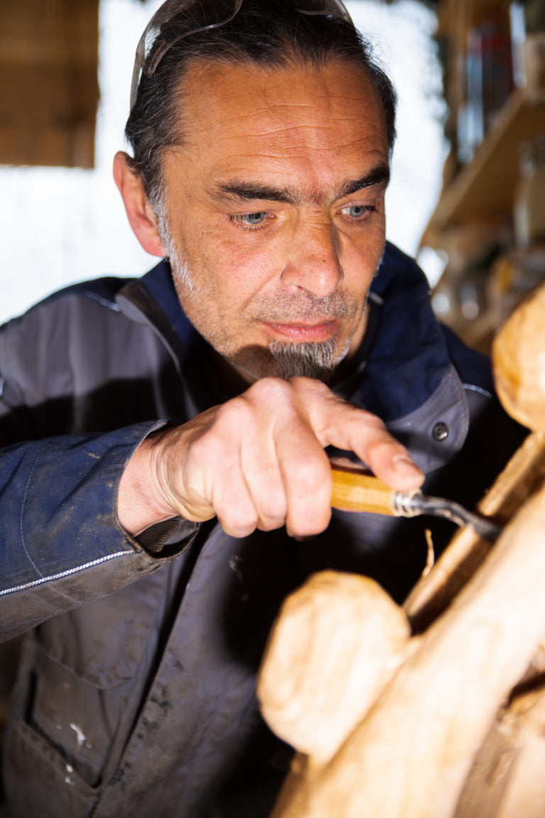 Mathes arbeitet mit Werkzeug an Skulptur