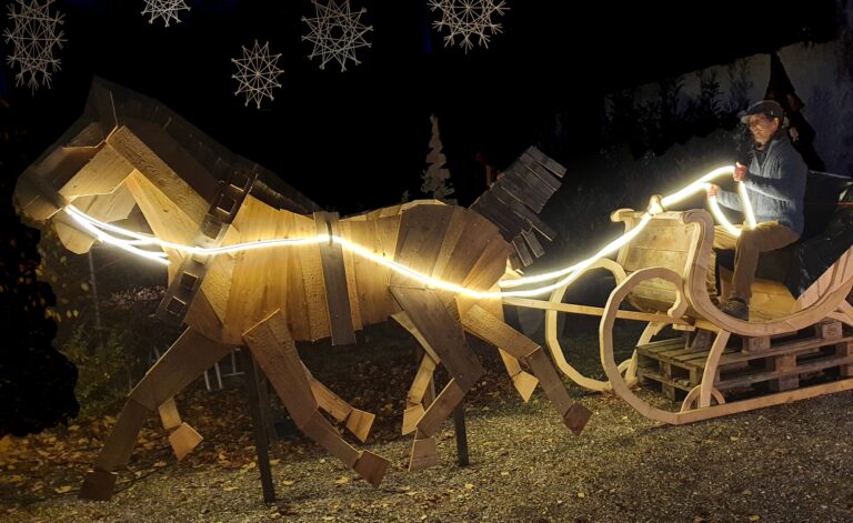 Kunstvoller Advent: „Echte Mathes“ am ersten Bisamberger Schlossadvent