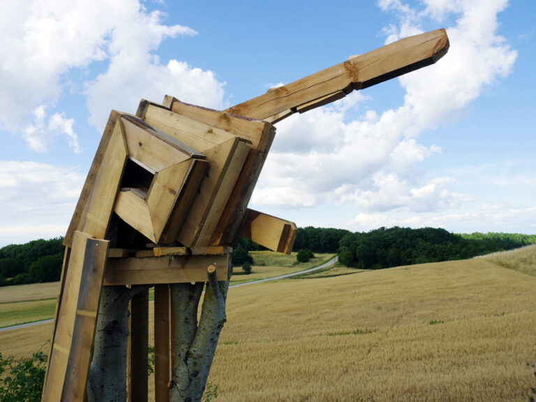 Bildhauer Andreas Mathes „weist“ mit Skulptur den Weg zu „Kunst in der Natur“